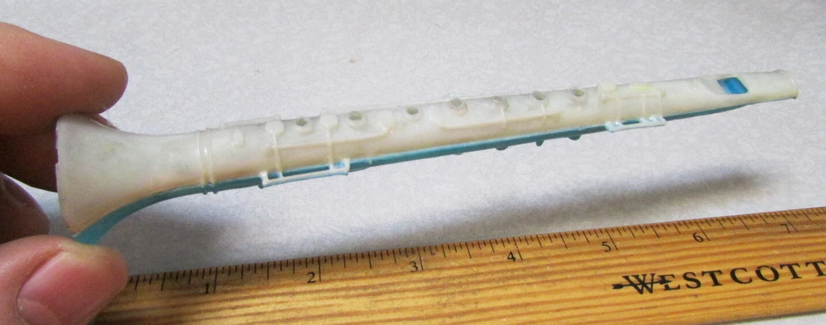 Plastic outlet clarinet toy