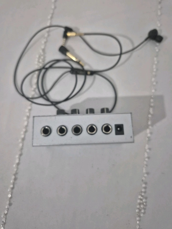 Behringer MICROAMP HA400 Ultra-Compact 4 Channel Stereo Headphone Amplifier - Image 3 of 4