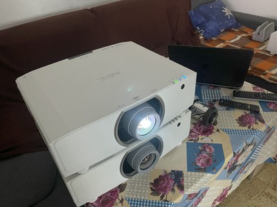 NEC PA703W (mit Objektiv NP13ZL) Beamer, 7000 ANSI-Lumen, HD ready