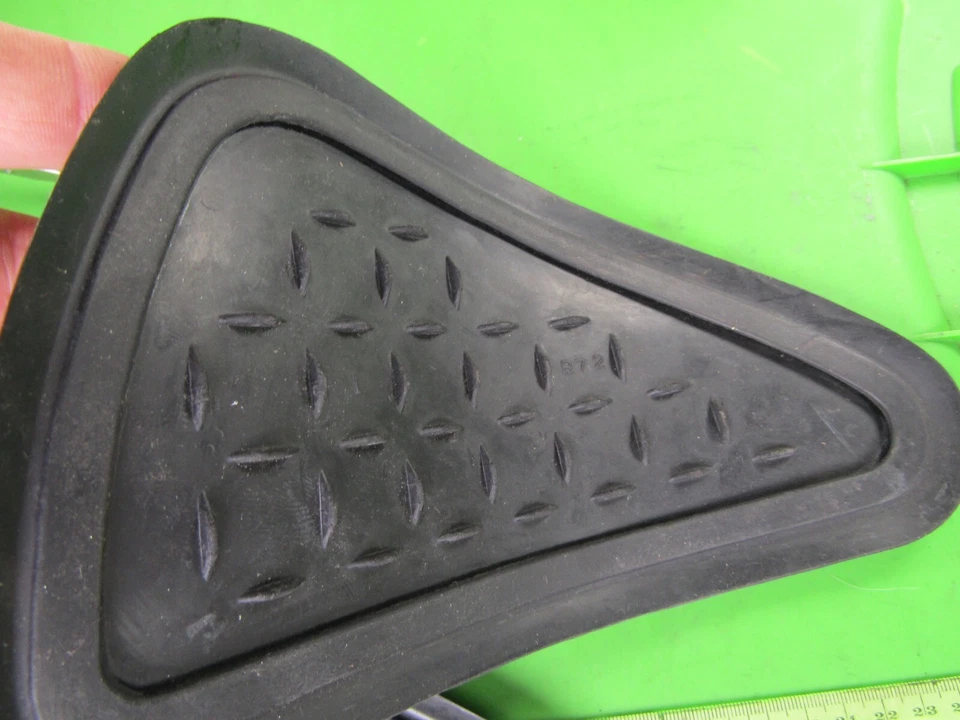 HONDA CB77 SUPERHAWK CB72 LH HALCÓN TANQUE DE COMBUSTIBLE RODILLA GOMA🔥17662-268-010🔥NOS OEM Foto 3 de 3