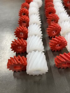 WHITE / RED MATCHING HELICAL GEARS 14 TEETH EXPERIMENT PROTOTYPE NEW OLD STOCK
