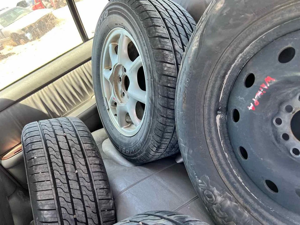 Used Front Right Door Assembly Front fits: 2001 Buick Park avenue metal lock cyl - Image 3 of 4