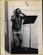 1969 Press Photo Heavyweight champ Joe Frazier cuts track at Capitol Records