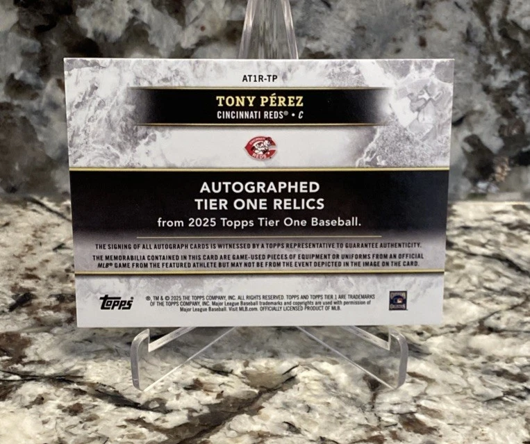 2025 Topps Tier One Relics Tony Pérez Auto Doble Parche Lámina Azul/25 AT1R-TP Rojos Foto 2 de 4