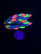 Spilla smaltata vintage Corocraft rosa fluorescente verde blu e nero brilla