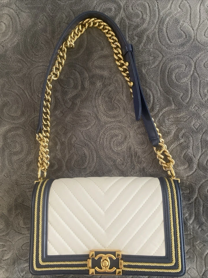 Bolso con solapa de piel de becerro blanco mediano Chanel Boy Foto 3 de 4