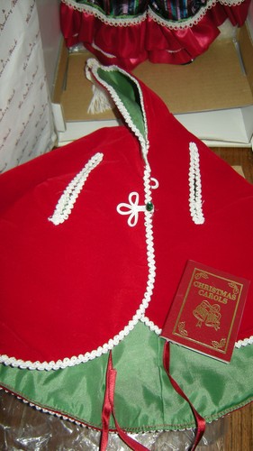"The Caroler" by Judy Belle, Danbury Mint Holiday Christmas Themed Doll - Picture 5 of 8
