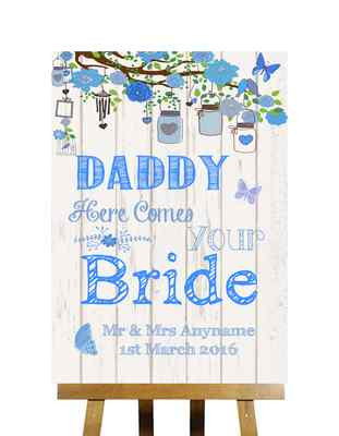 Personalisiertes Hochzeitsschild blau rustikal Holzoptik Here Comes Your Bride Daddy
