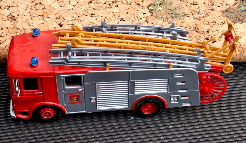 Corgi Modellauto Pump Escape Fire Truck 1972 (Feuerwehrauto) Diecast 1:50 - Bild 2 von 4