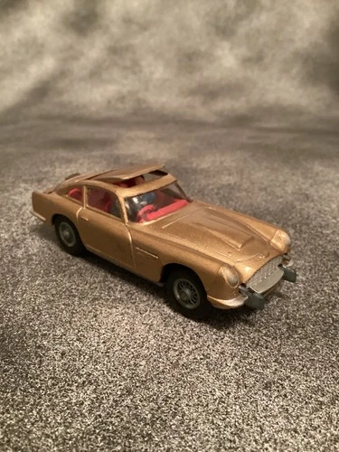 Corgi toys vintage James Bond aston martin DB5 #261, in great working condition