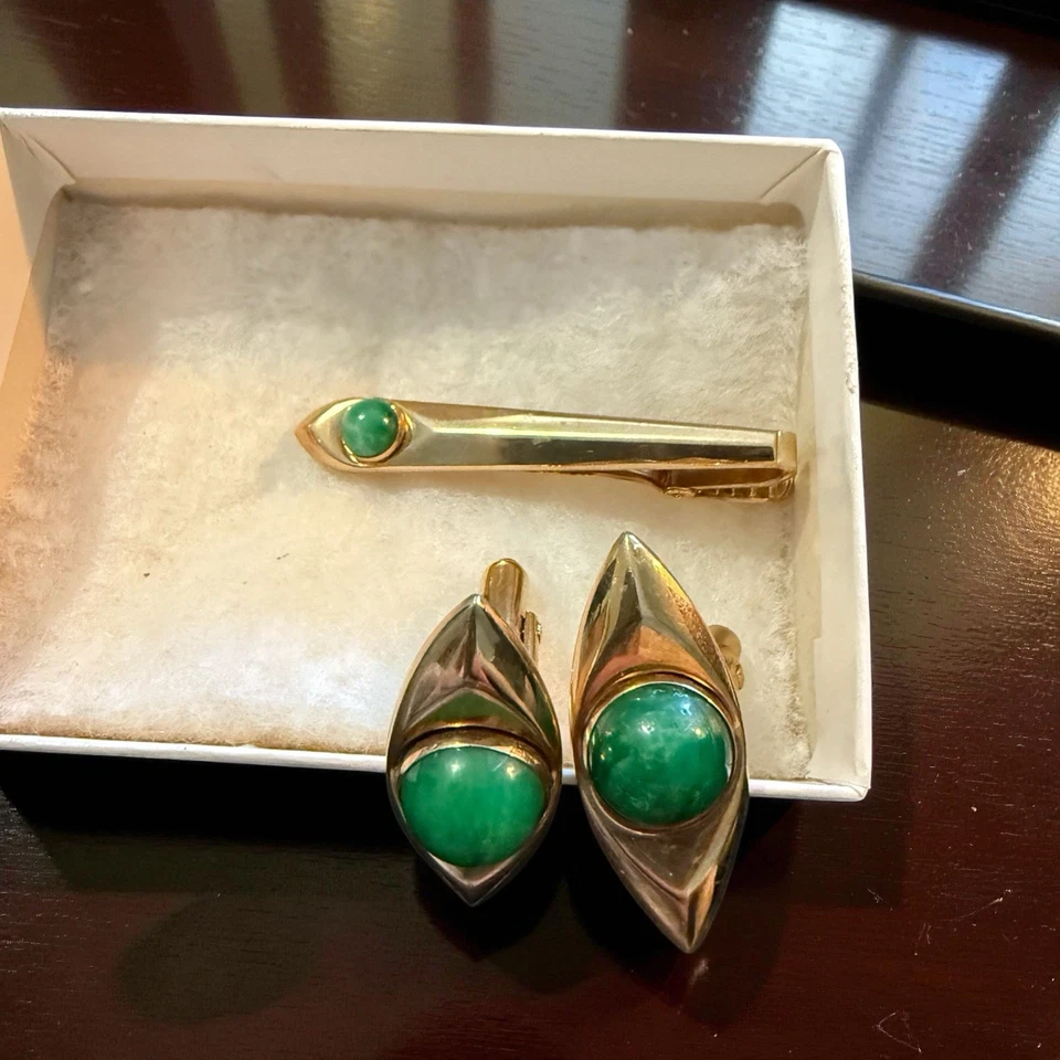 20 世纪 50 年代 Anson 复古金色绿色宝石袖扣和领带夹套装 — 第 2/4 张图片