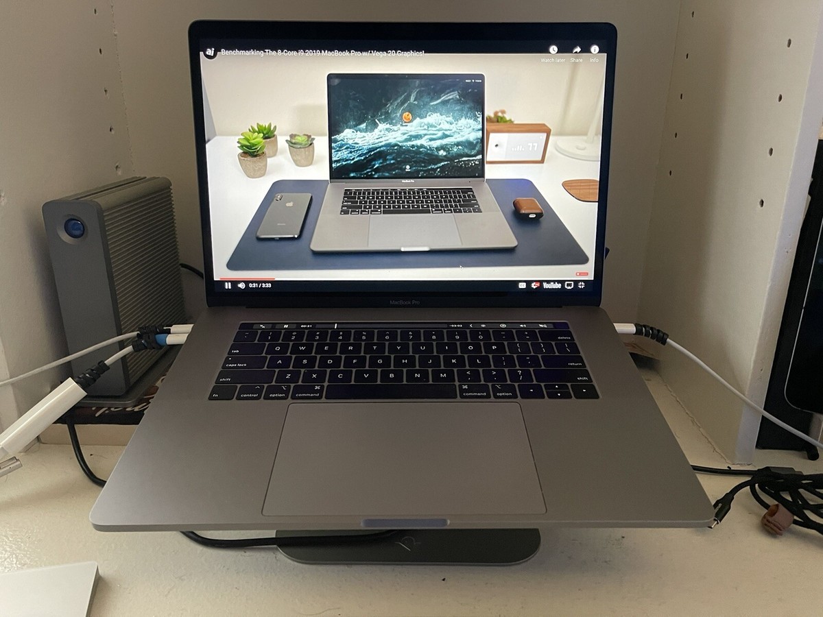 MacBook Pro (15in 2019) 2.4 GHz-8-Core Intel i9 32 GB Ram Radeon