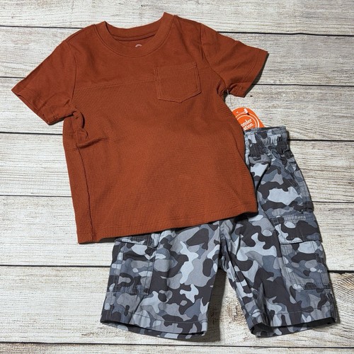 Completo mimetico bambino taglia 5T. Nuovo con etichetta! Pantaloncini cargo mimetici grigi, maglietta arancione bruciato - Foto 1 di 10