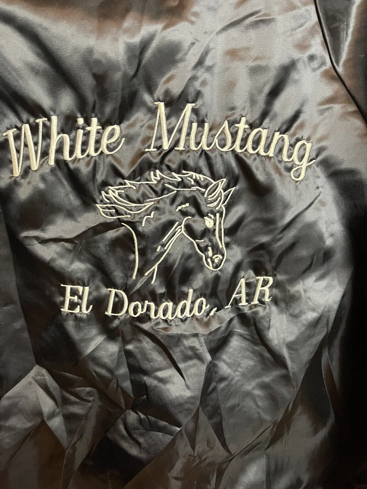 Chaqueta Bombardero Vintage Años 80 Blanca Mustang Bar Eldorado Arkansas Satinado Adulto Grande Foto 2 de 4