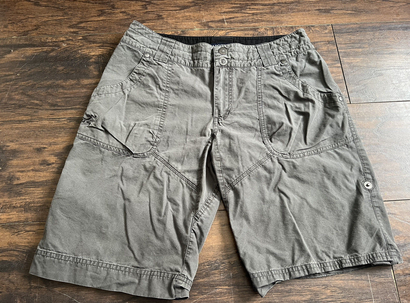 Pantaloncini da trekking da donna grigi ARC'TERYX PARAPETTO taglia 6 lunghezza cargo