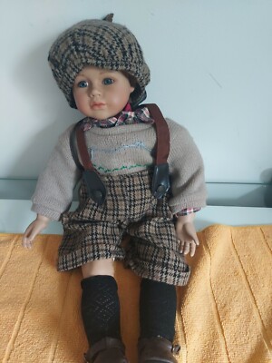 18 Zoll Porzellan Junge Puppe handgenäht Outfit mit Hut & Rucksack