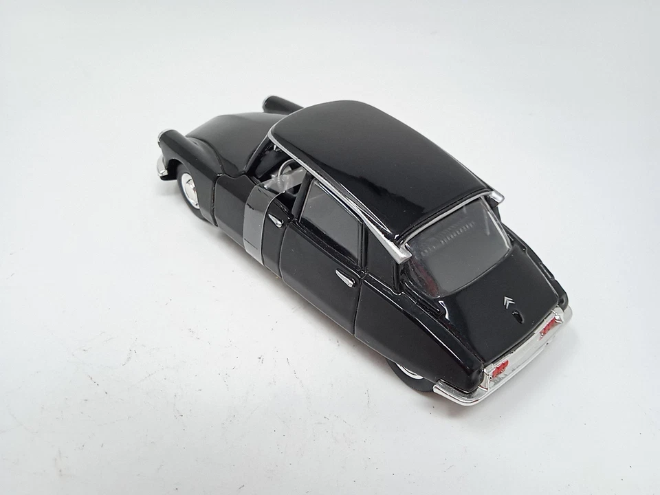 Bburago Citroen DS19 - Scala 1:32 - 21109 - Immagine 3 di 4