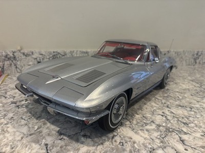 AGORA Modelle Modellauto Corvette Sting Ray 1963 Z06 Maßstab 1:8 gebautes Modell