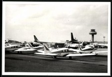 Fotografie Flughafen Hannover, Flugzeuge & Menschenauflauf beim Transall B&uuml;ro,