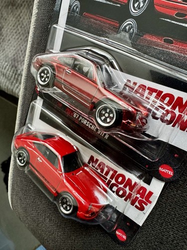 Hot Wheels National Icons ‘67 Porsche 911 R Chase and regular Spectraflame Red - Picture 2 of 4