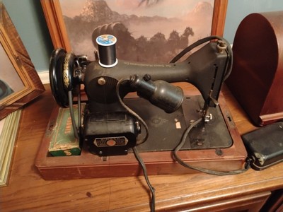 Vintage Singer Model 99 Portable Sewing Machine with Bentwood Case 8/29/1927