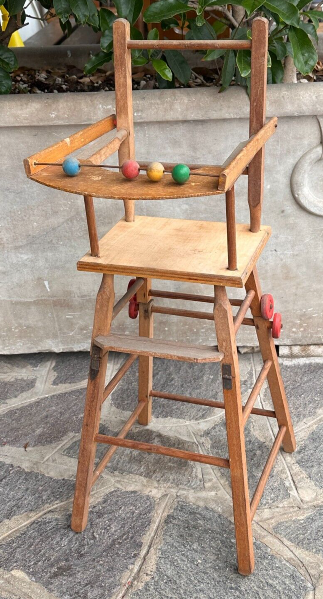 Antico seggiolone in legno da bambola giocattolo d'epoca