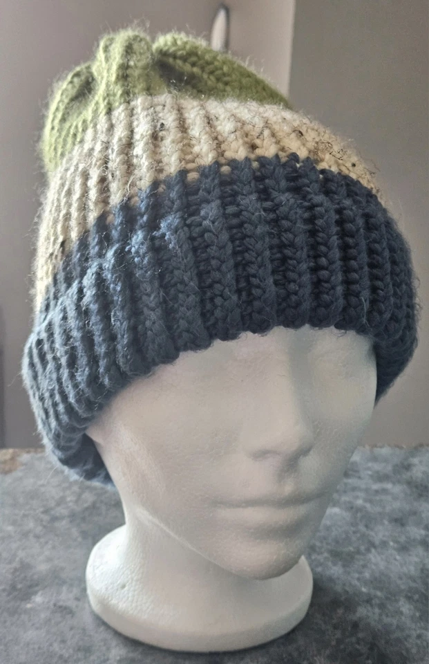 Gorro a rayas tejido a mano azul y verde y avena talla única Foto 2 de 2