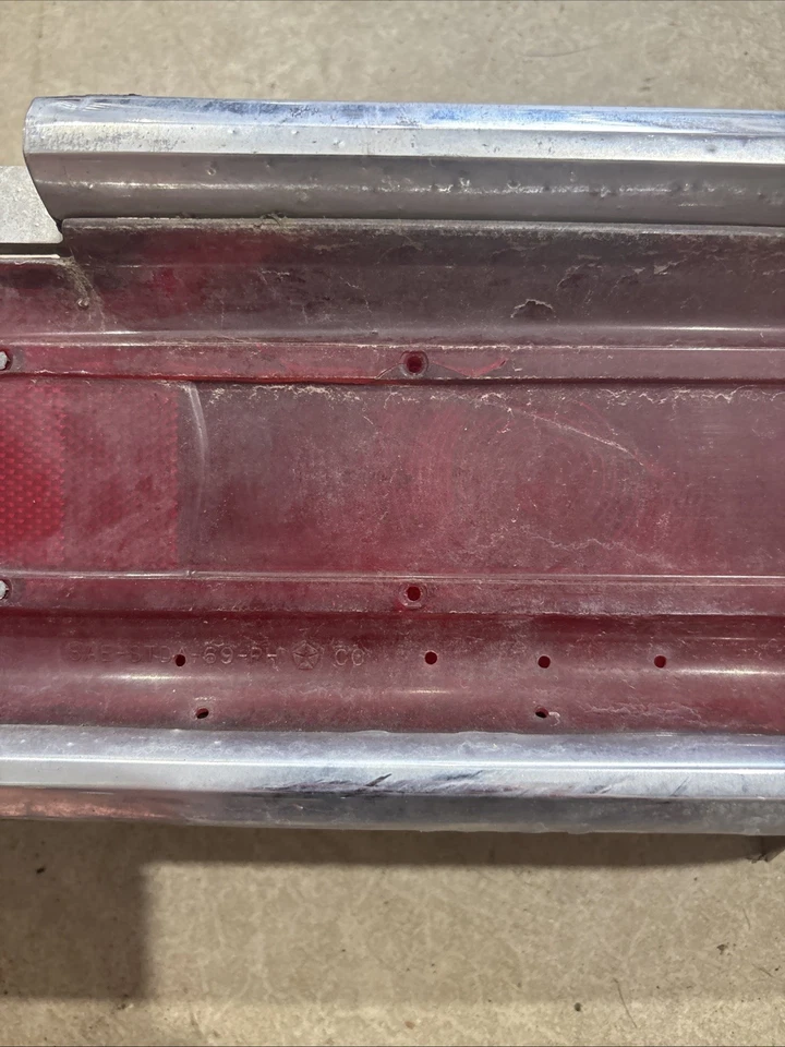 Conjunto de luz trasera derecha Plymouth Sport Fury 2 II 1969 pasajero derecho OEM 69 Foto 4 de 4