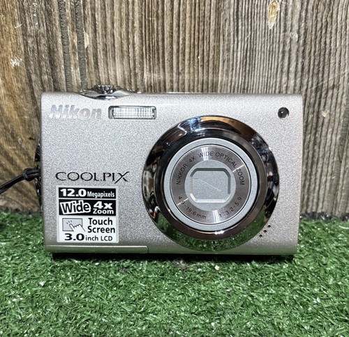 Nikon COOLPIX S4000 12MP Digital Camera Silver w/ Battery, Charger, and Case