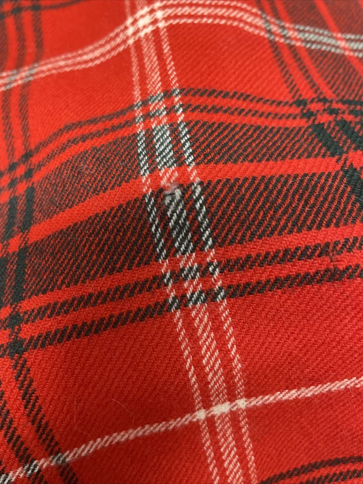 男式爱尔兰羊毛围巾红色格子 60x9 英寸 — 第 4/4 张图片