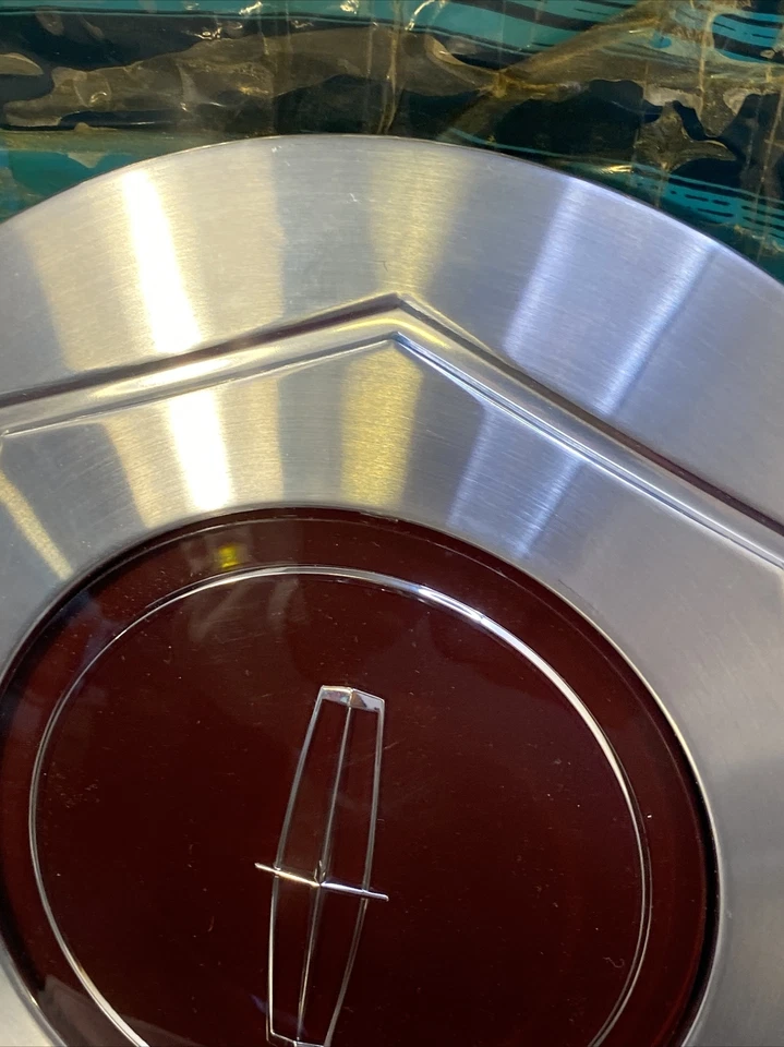 Tapa central de rueda de fábrica Lincoln Continental Mark Series 1984-1989 nuevo de stock Foto 3 de 4