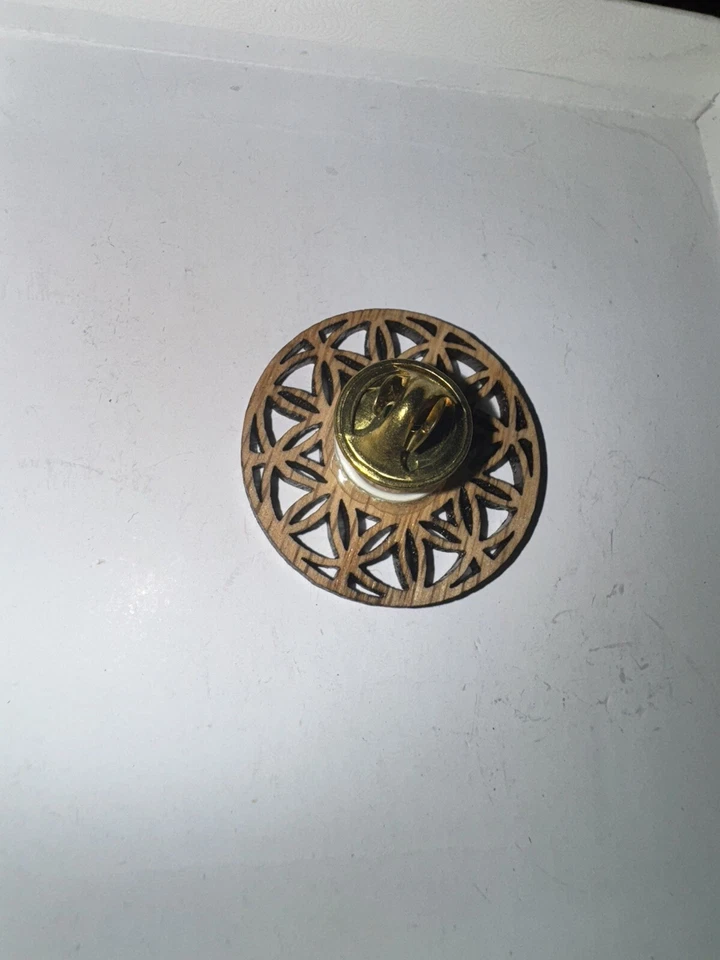 Prendedor de geometría sagrada flor de la vida grabado en madera marrón Foto 2 de 3