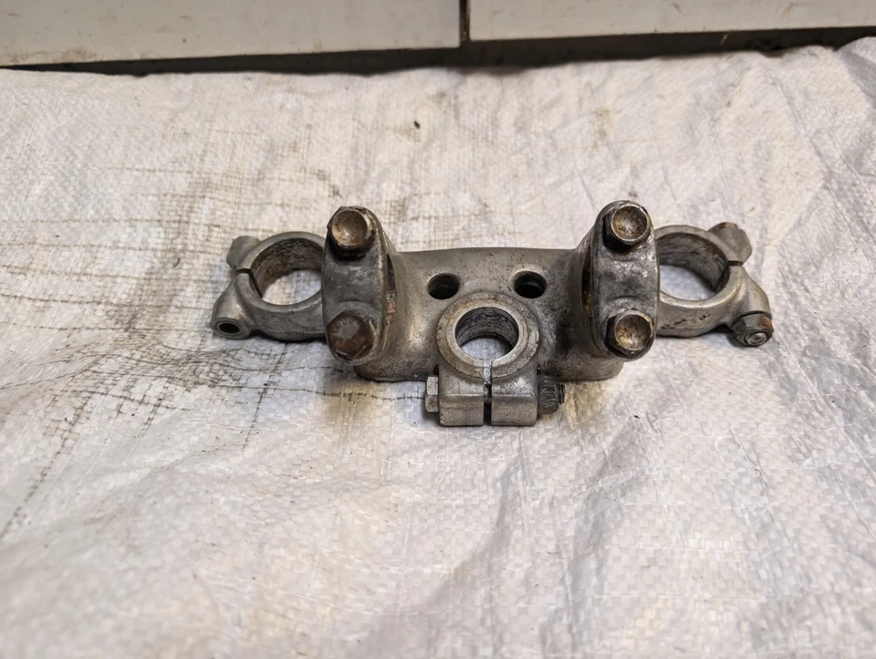 1974 TY250 НИЖНЯЯ ВИЛКА ТРОЙНОЙ ЗАЖИМ ПОД КРОНШТЕЙН YAMAHA TY 250 ИСПЫТАНИЯ 1974-1977 - Изображение 2 из 4