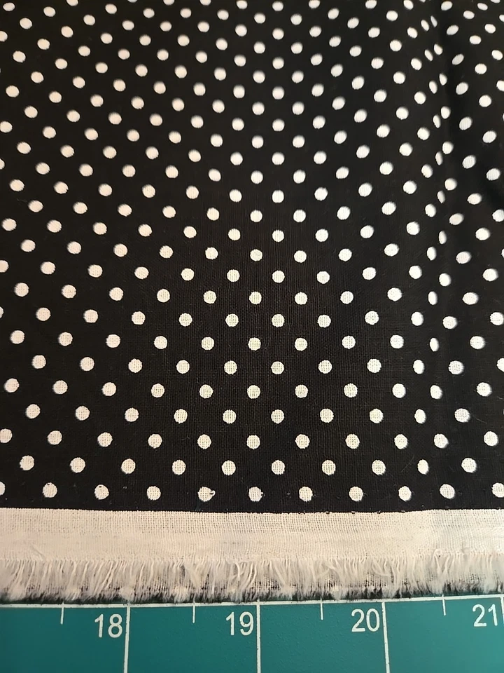 Edredón de lunares Waverly Inspirations de tela de algodón con puntos blancos y negros por yarda Foto 3 de 4