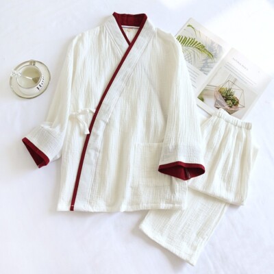 Weißer Baumwoll-Kimono-inspirierter Herren-Schlafanzug mit rotem Besatz und Taschen-Detail