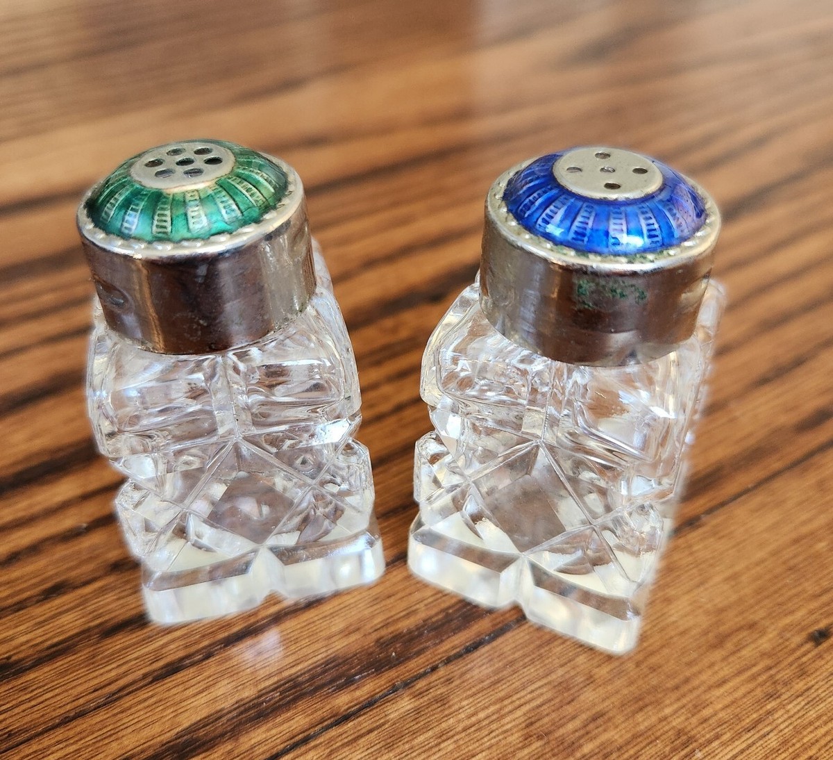 Hroar Prydz シルバーとギロシェエナメルガラス製ソルト&ペーパーポット