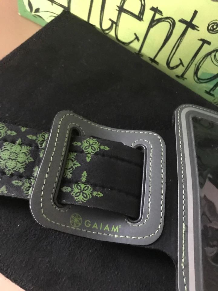 Braçadeira de telefone Gaiam preta e verde estampada ajustável ISFM usada em muito bom estado usado - Imagem 2 de 4