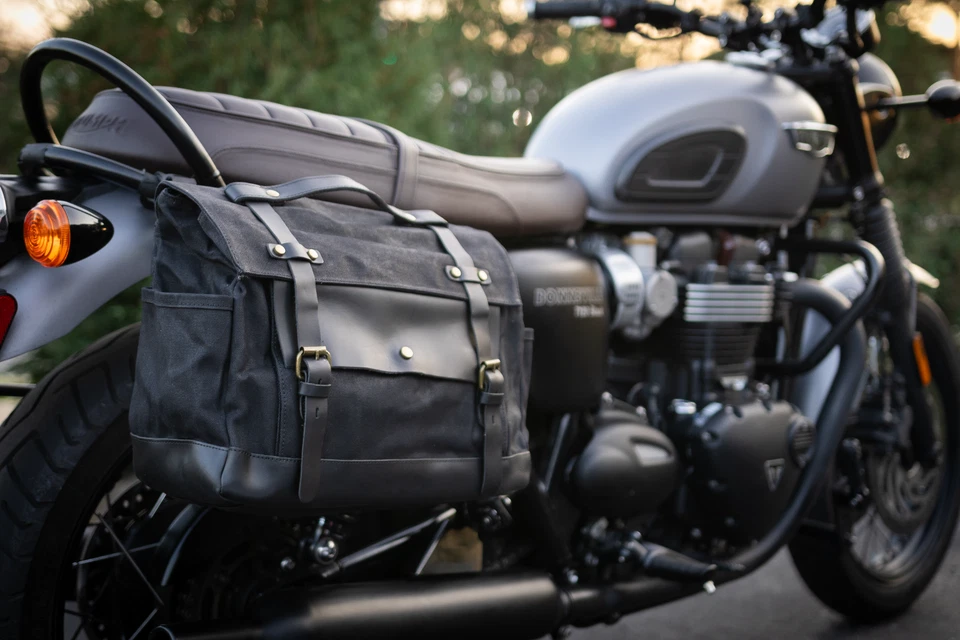 Bolsa de sillín Triumph Bonneville 2018+ con montaje personalizado negra (alforja única) Foto 2 de 3