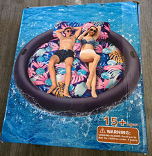 Very large pool float for 2