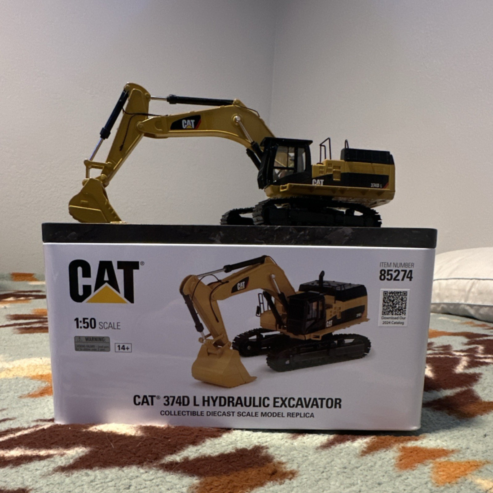 Cat 374d l hydraulic excavator diecast model 1:50 collectible yellow/black