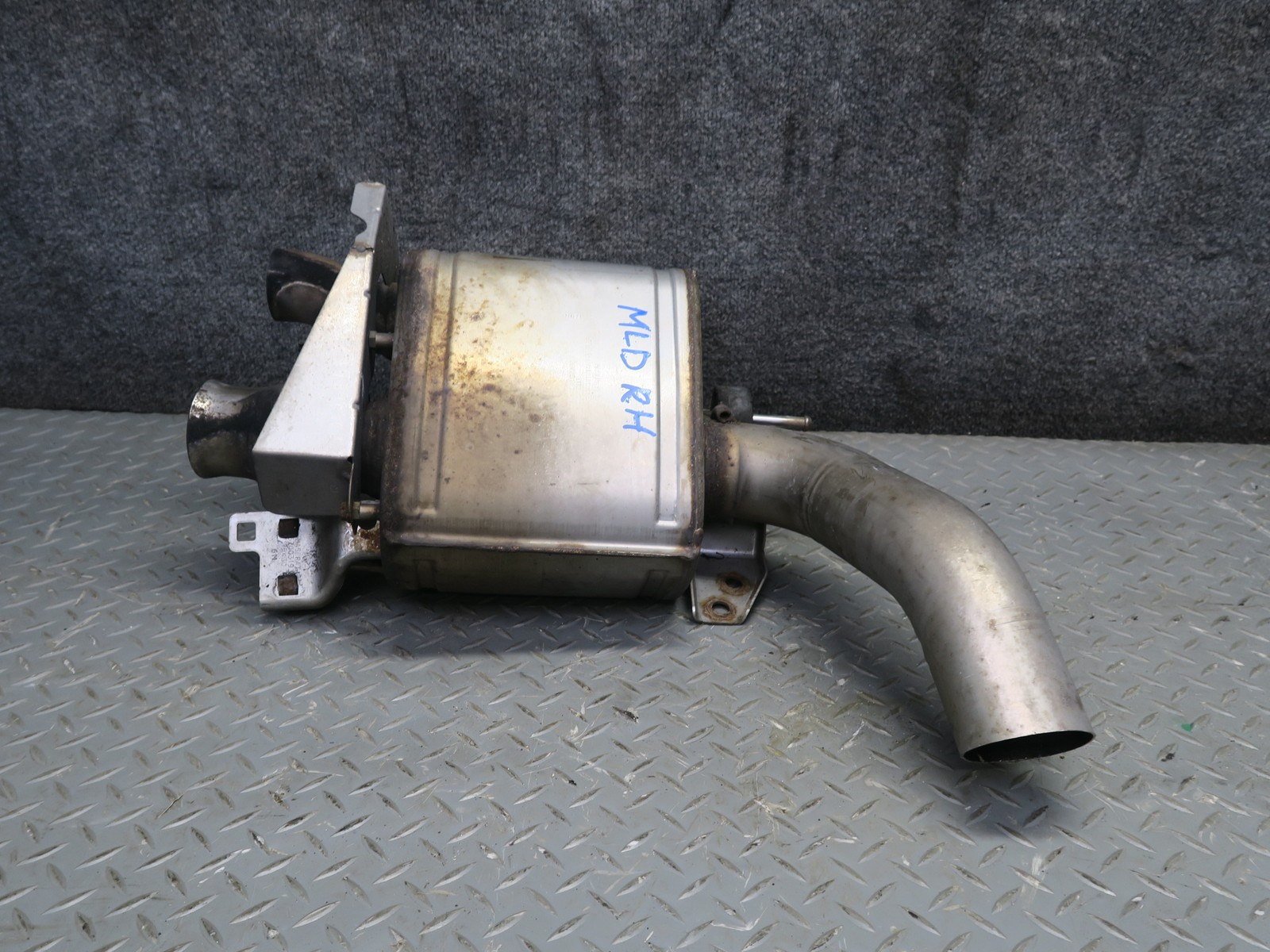 2017-2020 MASERATI LEVANTE M161 3.0L REAR RIGHT EXHAUST MUFFLER 670101611