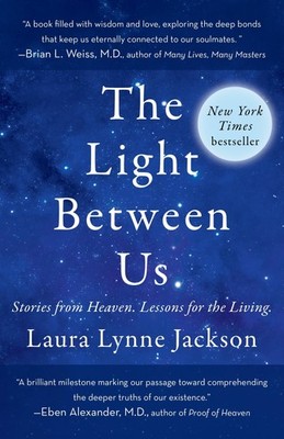 The Light Between Us: Stories from Heaven. Lessons for the Living. - paperba...