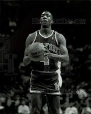 1989 Press Photo Johnny Newman of New York prepares to shoot the ball