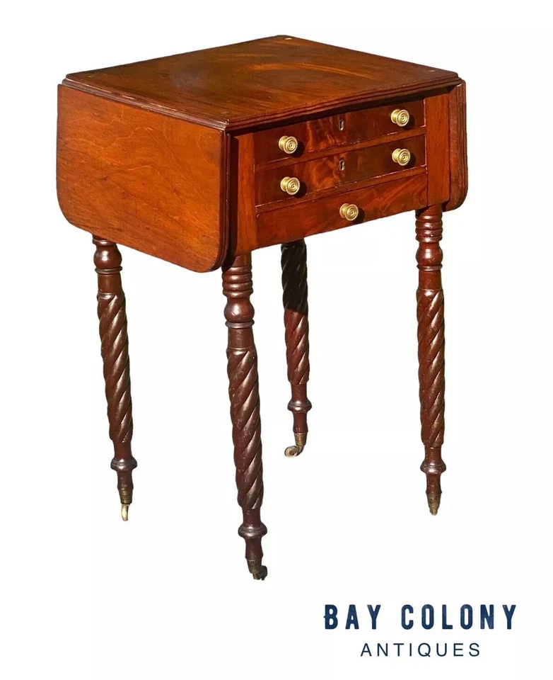 Antigua mesa de trabajo Massachusetts de 3 cajones con patas talladas en cuerda Foto 2 de 4