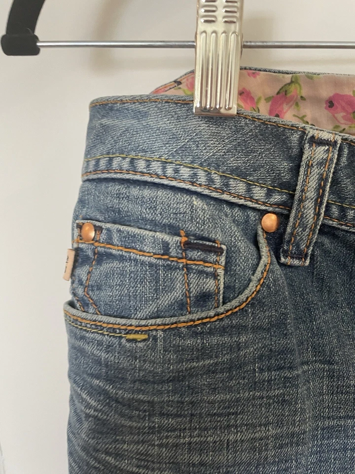 Джинсы Betsey Johnson со средней посадкой расклешенные легкие размер 27 с сердечком/розовым узором - Изображение 3 из 4