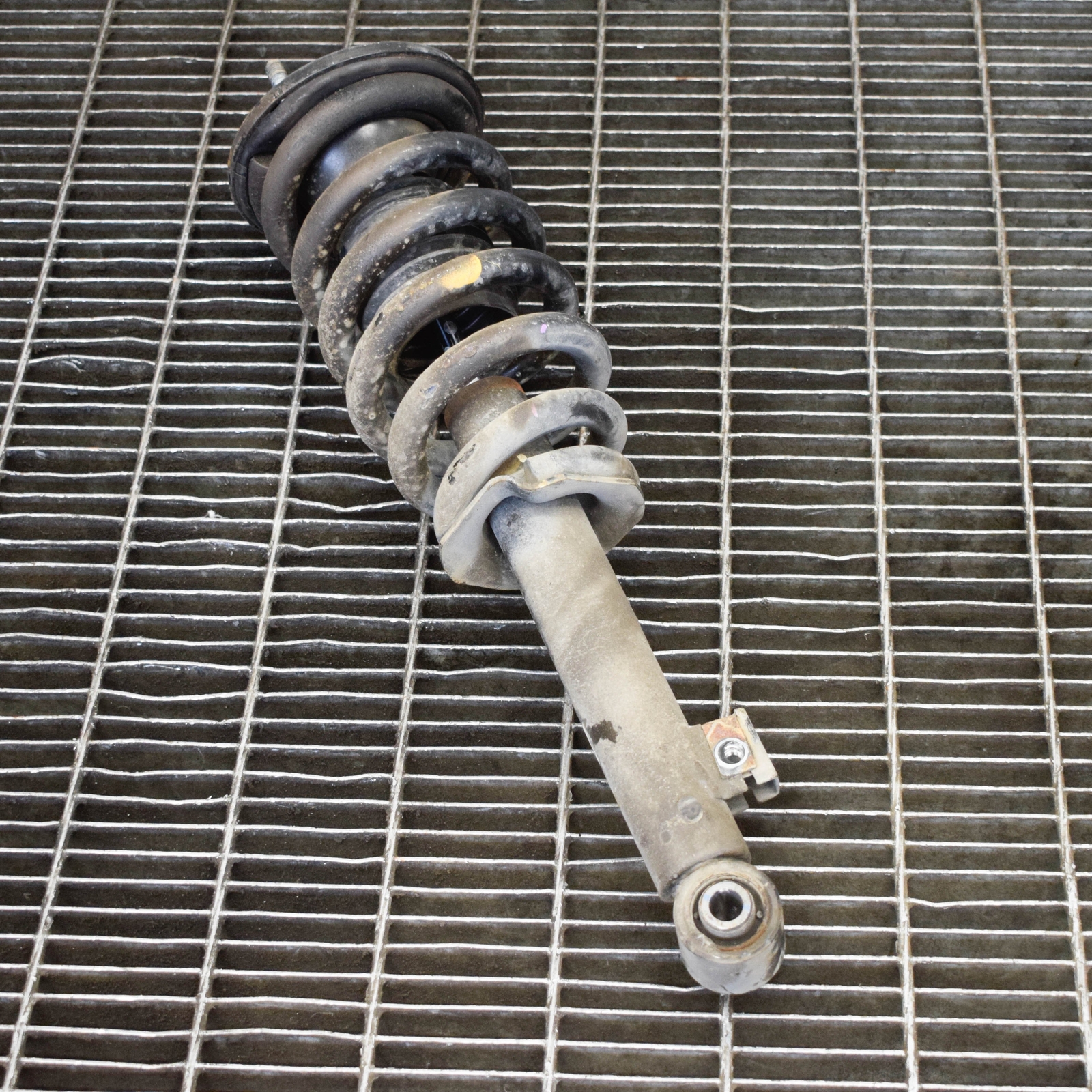 MITSUBISHI L200 TRITON KK Front Right Shock Absorber 4062A099 2.4D