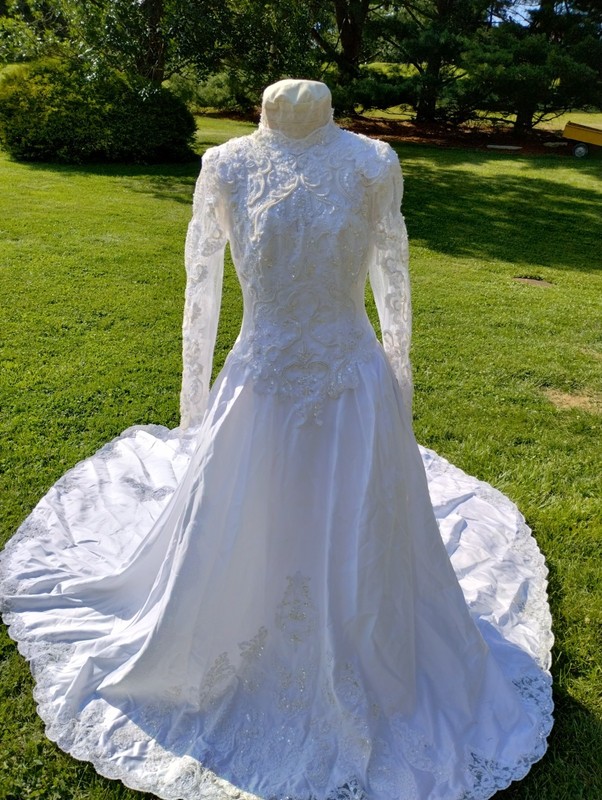 WEDDING DRESS - TRADITIONAL STYLE - LONG TRAIN - NWT - SIZE 12 - MOONLIGHT