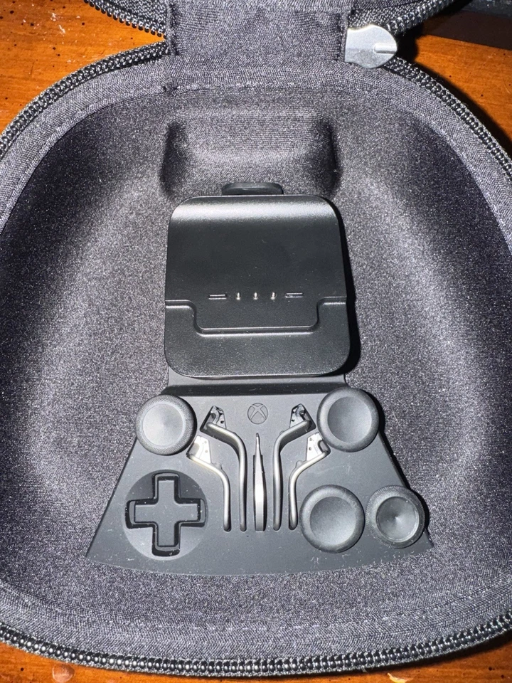 Controle Xbox Elite Series 2 branco em bom estado com pás e estojo - Imagem 3 de 4
