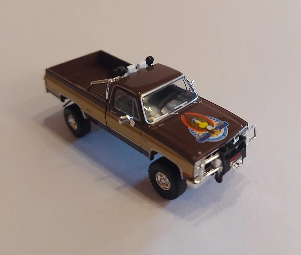 Brekina 19653 Chevy C20 GMC Sierra Grande Off-Road "Ein Colt für.. " BJ 1981 OVP - Bild 3 von 4