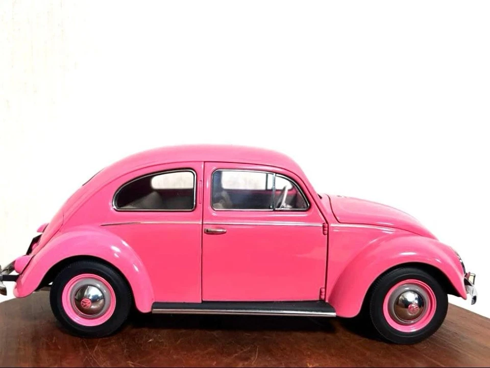 Mini auto Volkswagen Maggiolino 1200 1955 rosa - Immagine 2 di 4